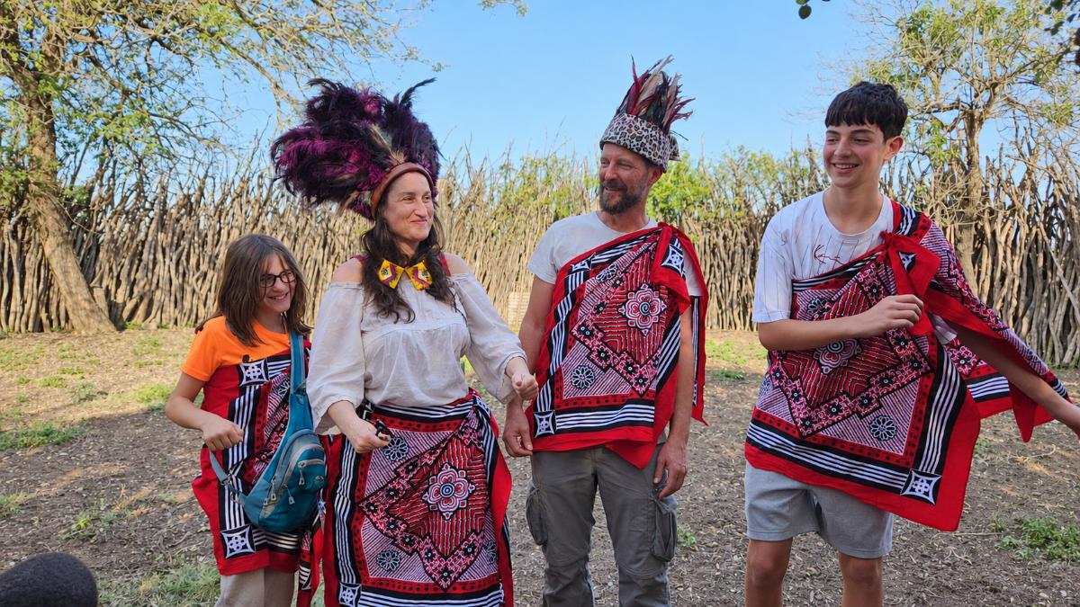 01-familia-espontanea Nuestra familia disfrutando de una experiencia cultural en Esuatini durante nuestro viaje a Sudáfrica y Esuatini