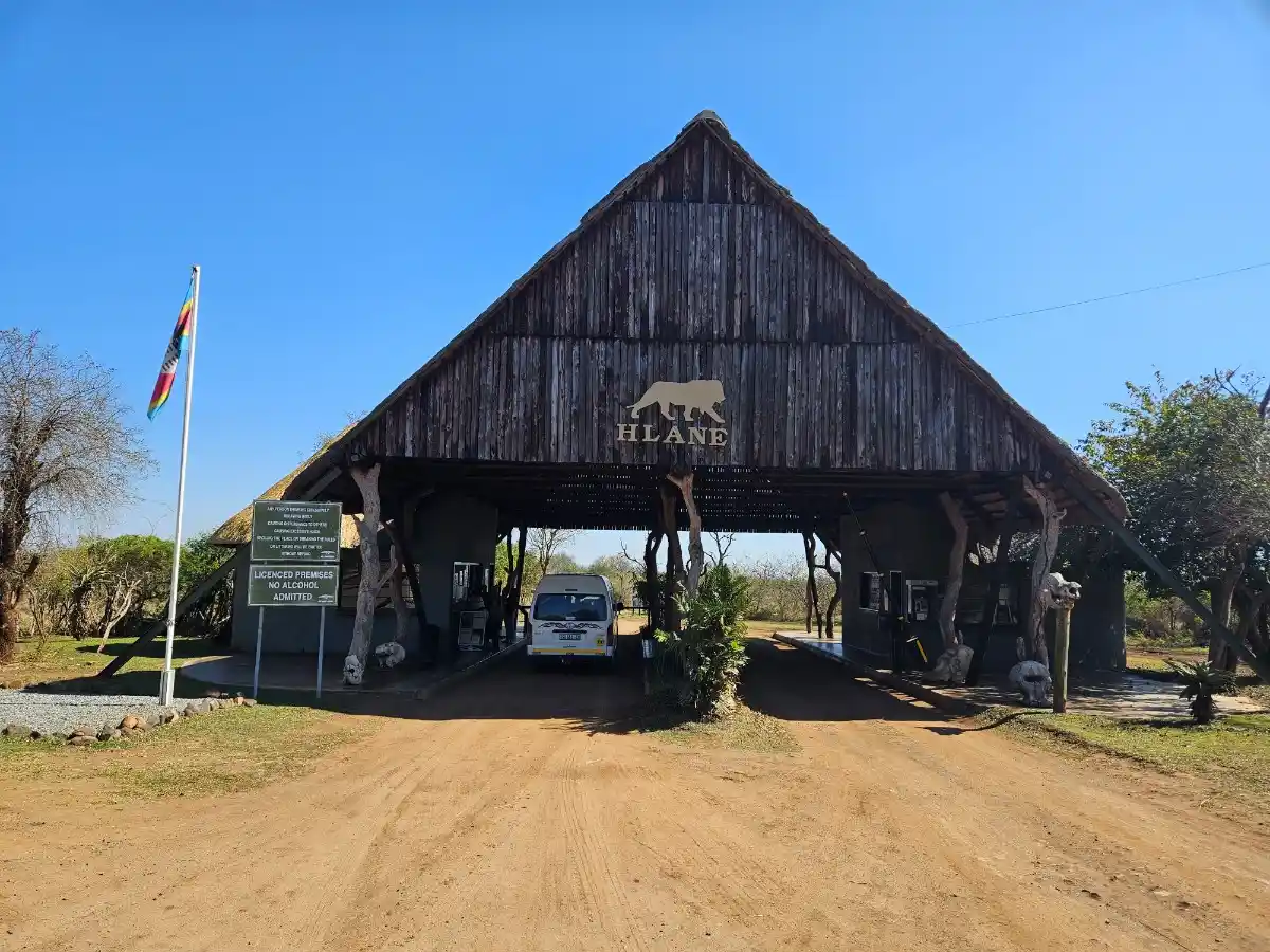 Entrada al Parque Nacional de Hlane, Esuatini Entrada de Hlane Park en Esuatini, durante nuestro viaje con niños por África