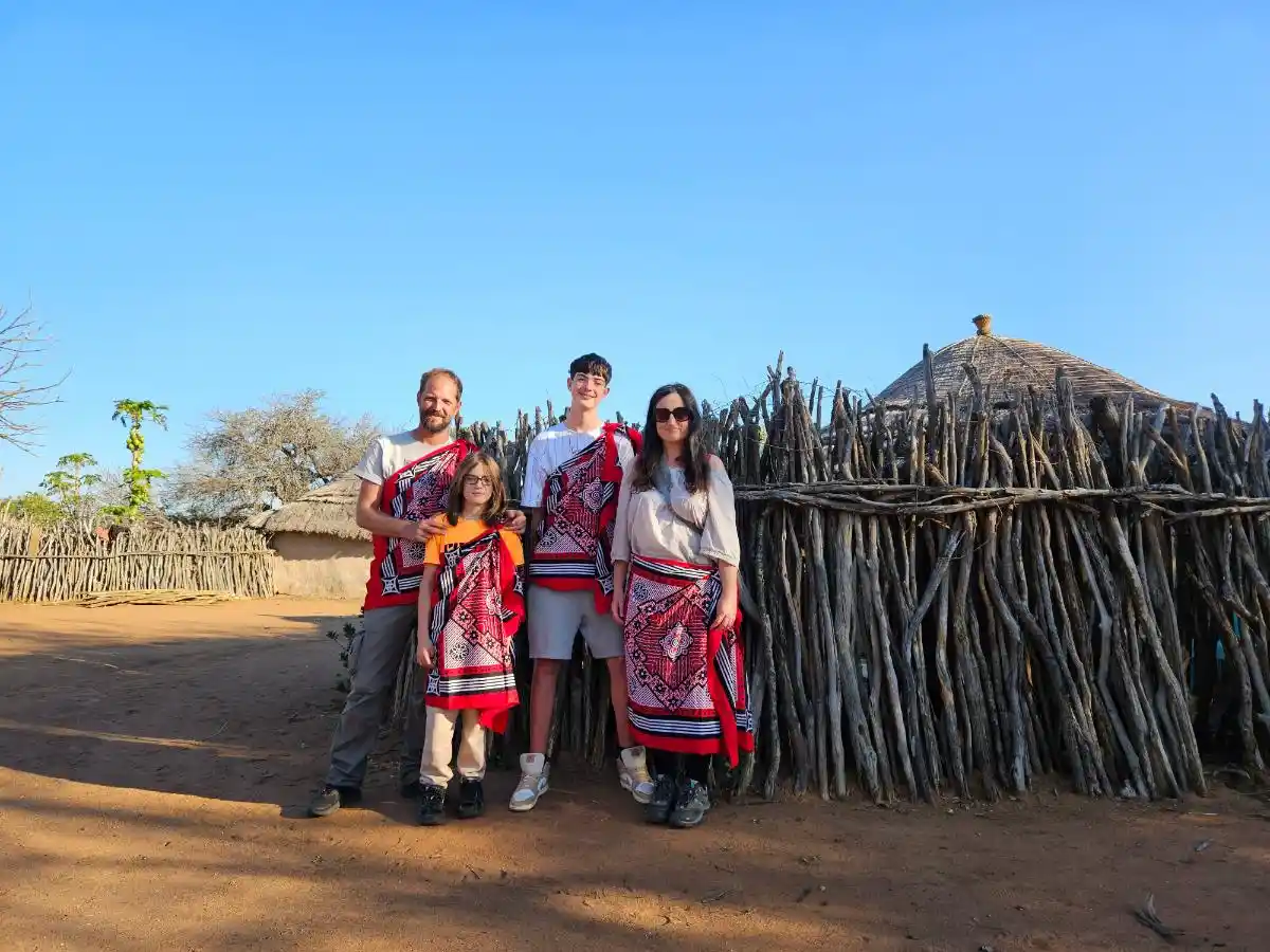 Visitando una aldea Esuati, en Esuatini, África Experiencia cultural que hacer en Esuatini, durante un viaje familiar con niños