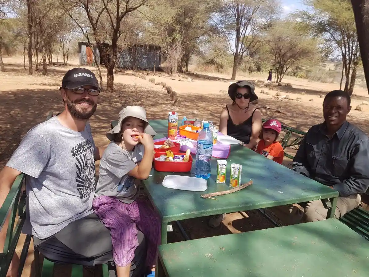 20180810_143727(0) Haciendo picnic en África durante nuestro safari en familia