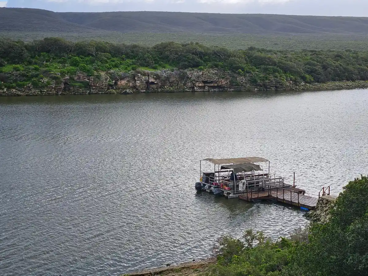 Eco Boat en Reserva de De Hoop, una de las actividades más chulas que hicimos en la Garden Route en Sudafrica