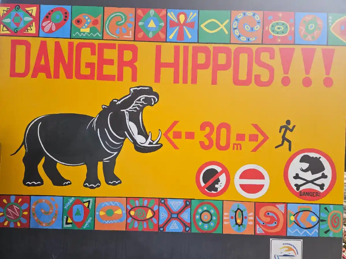 Cartel de cuidado con los hipopótamos que vimos en Santa Lucía, Sudáfrica, durante nuestro viaje familiar