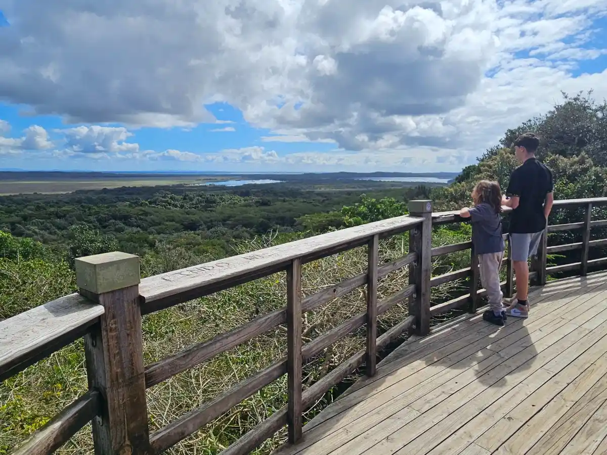 Mirador para ver el paisaje en iSimagaliso Westland Park en Santa Lucía, que recorrimos en familia durante nuestro viaje por Sudáfrica