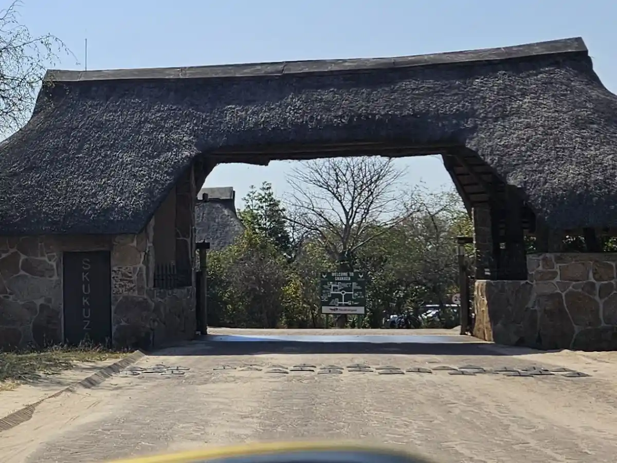 Entrada al campamento de Skukuza en el parque Kruger que puedes reservar por tu cuenta