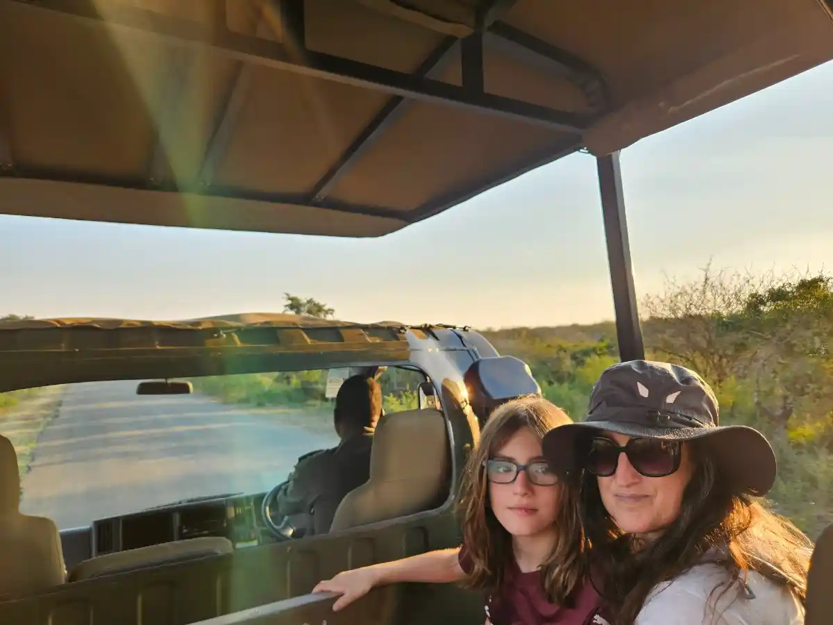 Con mi hijo haciendo un safari guiado en el Parque Nacional de Kruger, en Sudáfrica