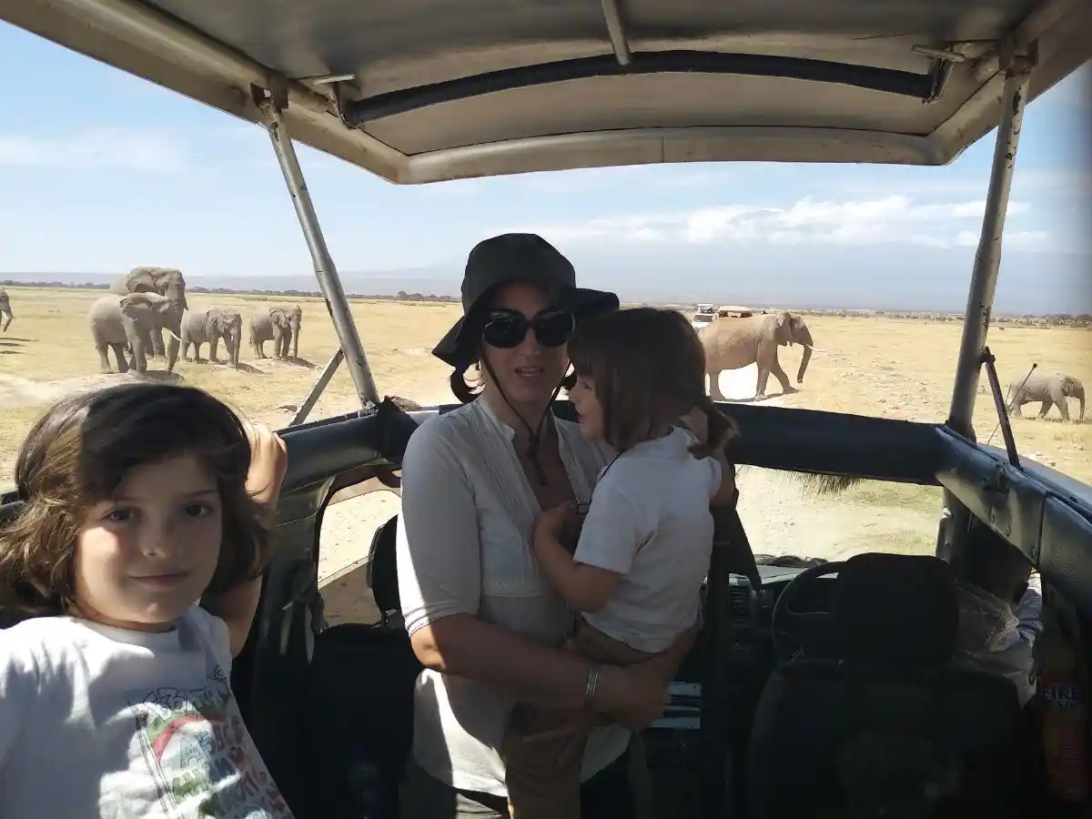 IMG_20180808_105713 Mi familia en el vehículo de safari en África con los niños y elefantes por todas partes