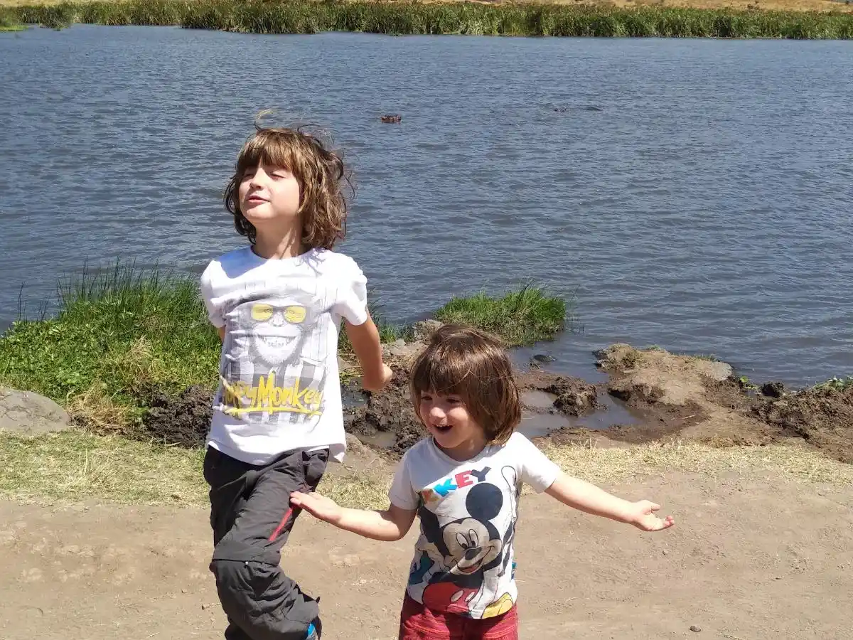 IMG_20180814_140429 Niños felices con hipopótamos al fondo durante safari en África