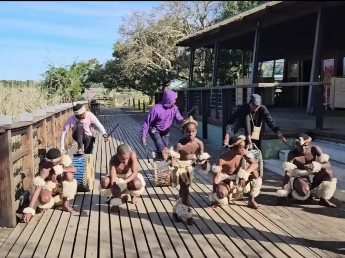 Zulús que vimos bailando en Santa Lucía, después de la excursión para ver hipopótamos, durante nuestro viaje con niños A Sudáfrica 