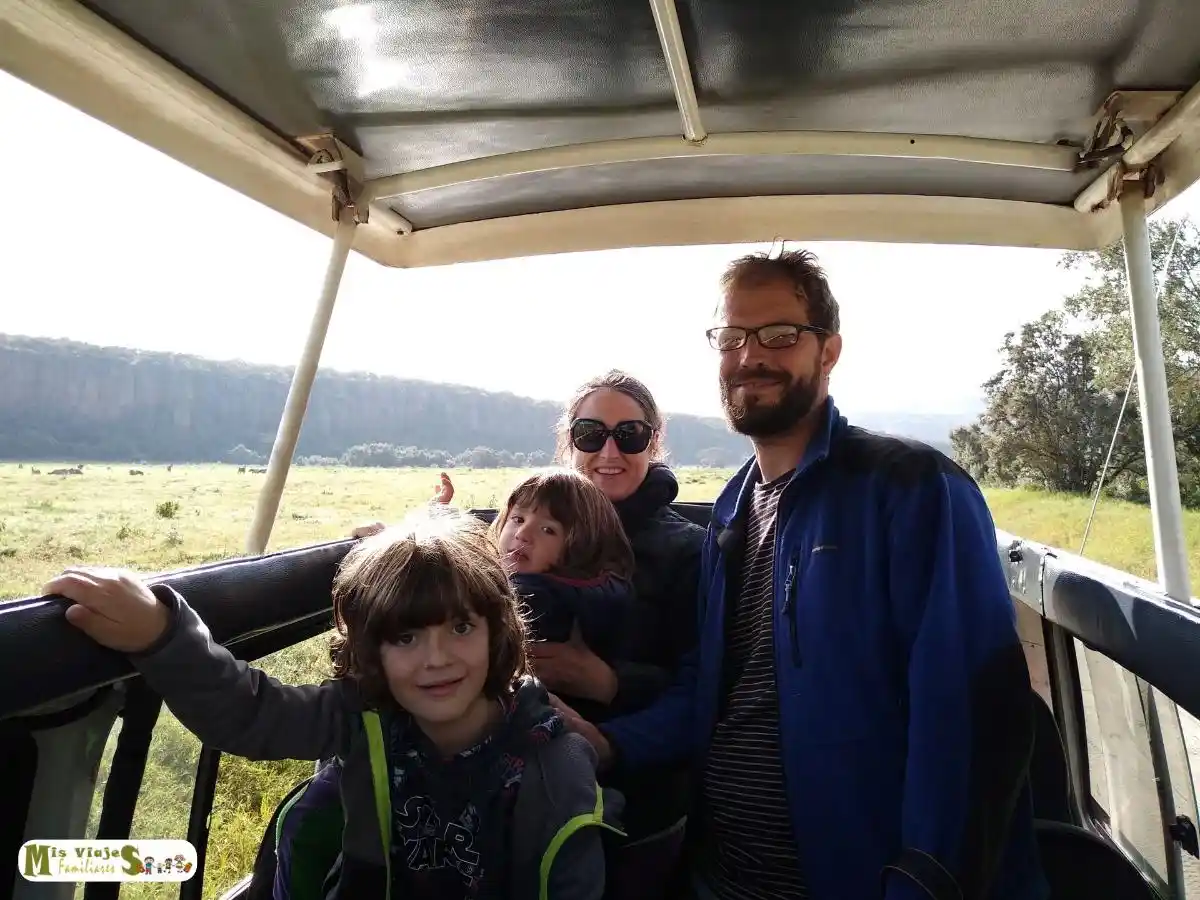 rgertwe En el vehículo de safari durante nuestro viaje de safari a África con niños